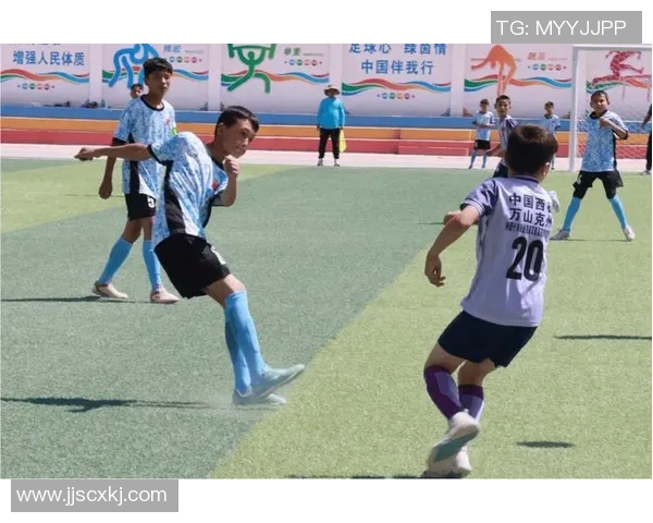 白俄罗斯U16球队与斯洛伐克U16球队激战正酣展现青年足球风采